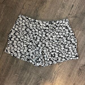 LOFT Black and White Daisy Floral Pull-on Shorts, Size S